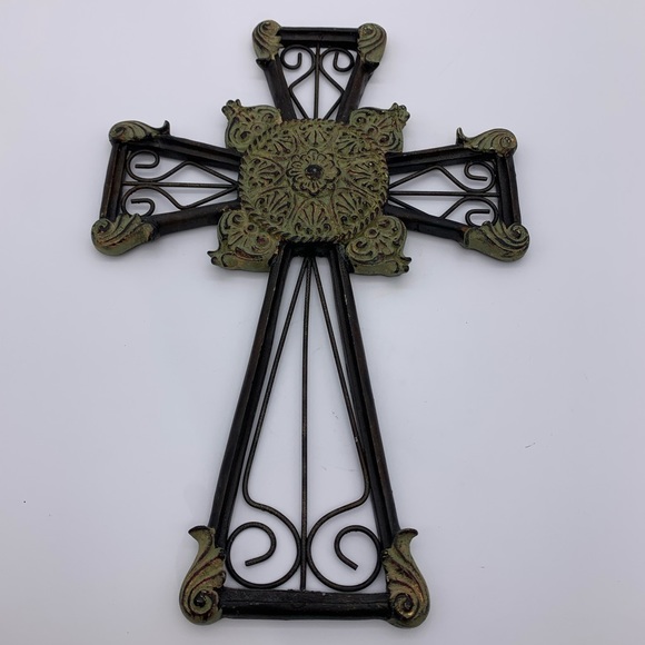 12” Decorative Cross With A Decorative Medallion Made Of Resin - Picture 1 of 12